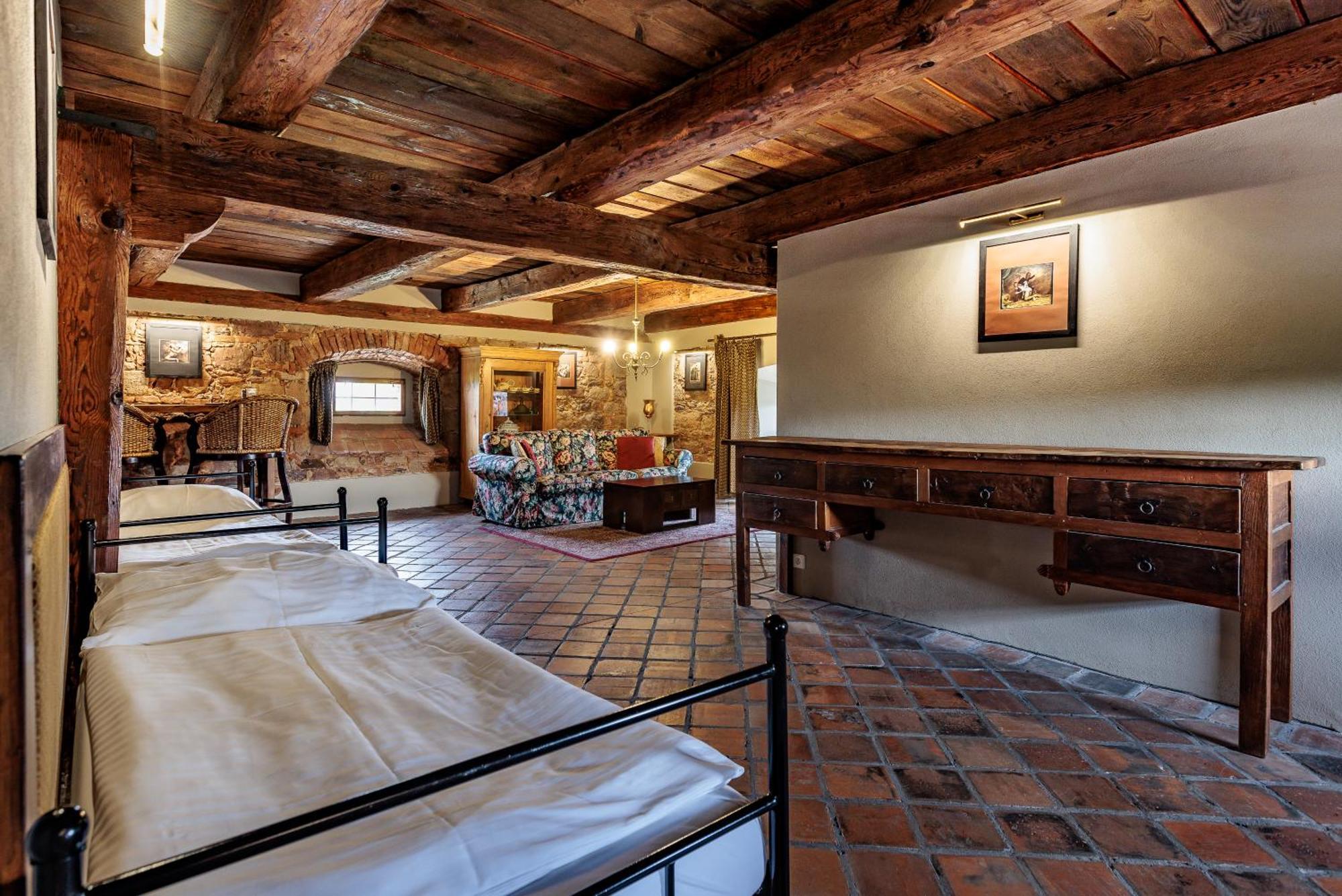 Hotel Barokni Spejchar Tlučná Esterno foto